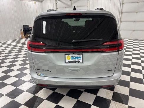 Used 2026 Chrysler Pacifica Select w/ S Appearance Package AWD/4WD image 4