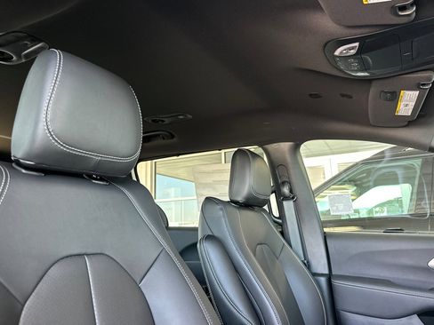 New 2026 Chrysler Pacifica Select image 18