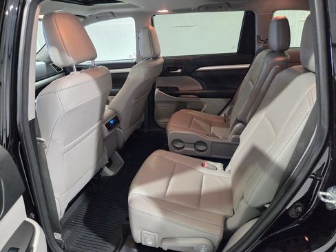 Used 2018 Toyota Highlander XLE image 11