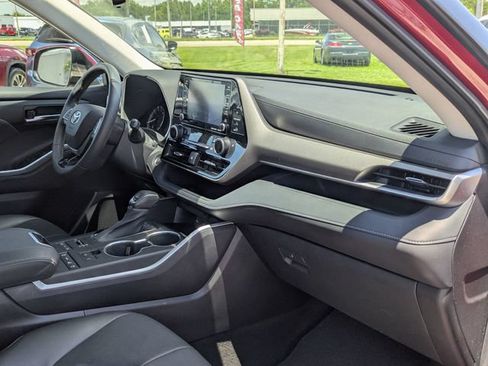 Used 2020 Toyota Highlander XLE AWD/4WD image 32