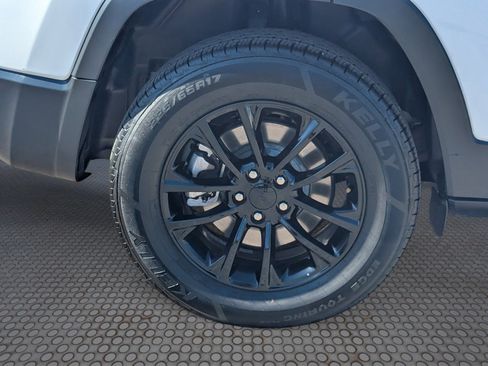 Used 2023 Jeep Cherokee Altitude Lux image 10