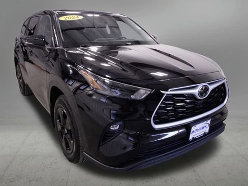 Used 2024 Toyota Highlander LE image 8