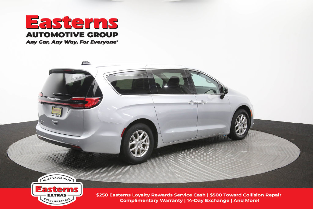 Used 2024 Chrysler Pacifica Touring-L FWD image 41