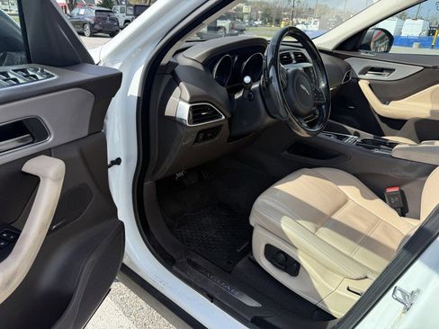 Used 2017 Jaguar F-PACE Prestige image 4