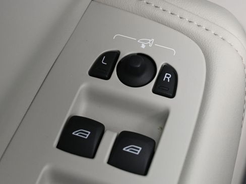 Used 2024 Volvo XC60 B5 Plus w/ Protection Package Premier image 12