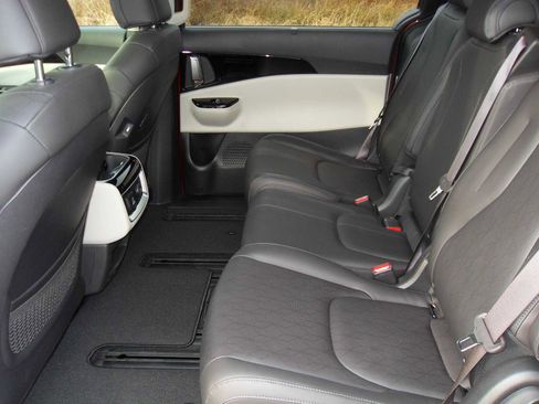 Used 2024 Kia Carnival SX image 23