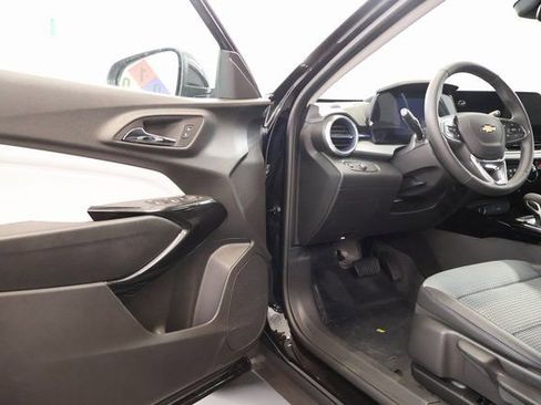 New 2026 Chevrolet Trax LT w/ LT Convenience Package FWD image 8