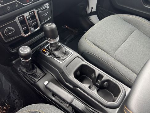 Used 2025 Jeep Wrangler Unlimited Sahara AWD/4WD image 43