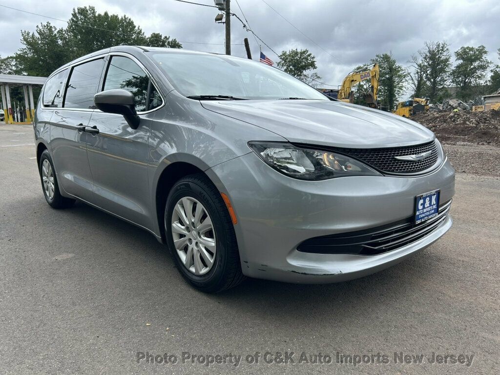 Used 2020 Chrysler Voyager L FWD image 5