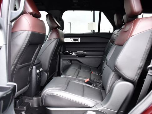 Used 2023 Ford Explorer Platinum w/ Technology Package AWD/4WD image 21