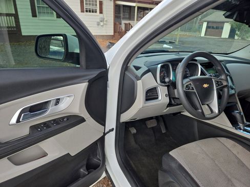 Used 2017 Chevrolet Equinox LT image 18