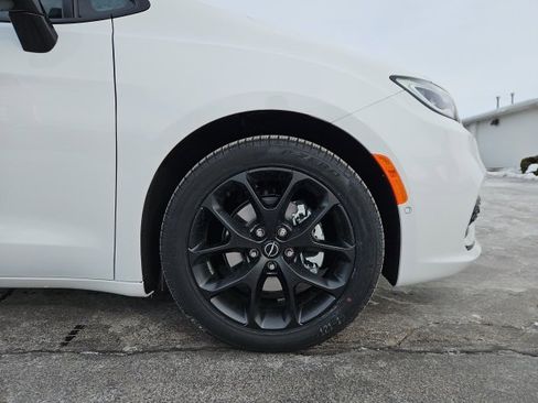 New 2026 Chrysler Pacifica Select image 14