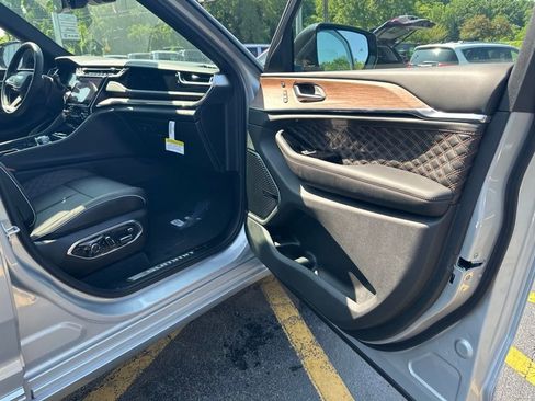 Used 2023 Jeep Grand Cherokee Summit image 18