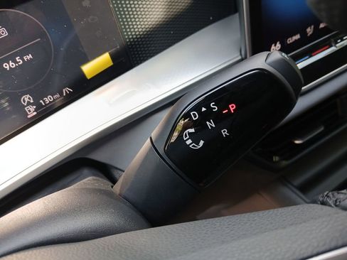 Used 2025 Volkswagen Tiguan SE R-Line image 24