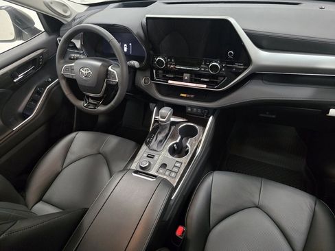 New 2026 Toyota Highlander Platinum image 24
