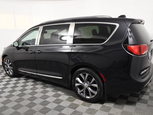 Used 2017 Chrysler Pacifica Limited w/ Advanced Safetytec Group FWD image 3