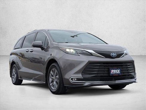 Used 2024 Toyota Sienna XLE image 3