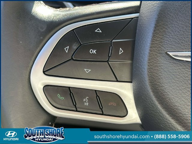 Used 2018 Chrysler Pacifica Touring-L FWD image 21