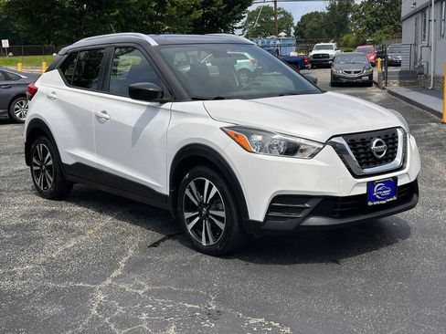 Used 2018 Nissan Kicks SV FWD image 3