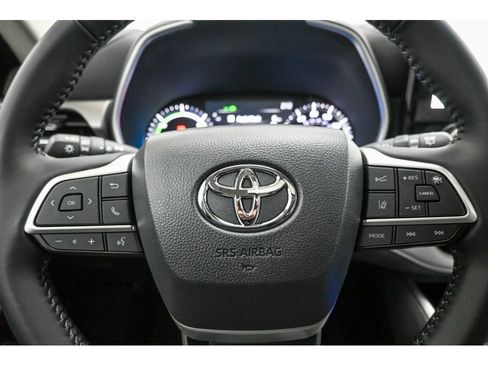 Used 2025 Toyota Highlander XLE image 36