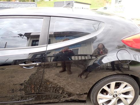 Used 2016 Hyundai Veloster image 18