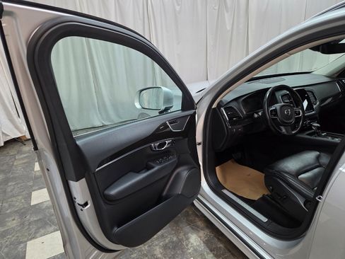 Used 2018 Volvo XC90 T6 Momentum w/ Convenience Package image 9