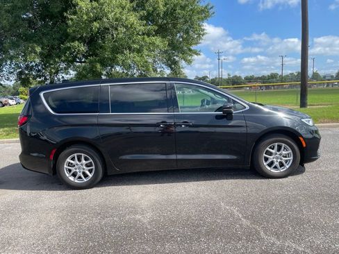 Used 2023 Chrysler Pacifica Touring-L FWD image 8