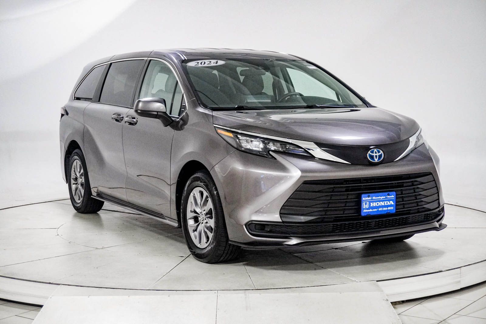 Used 2024 Toyota Sienna LE FWD image 14