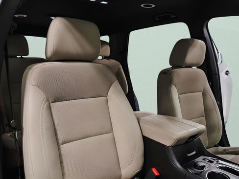 Used 2023 Chevrolet Traverse LT FWD image 39