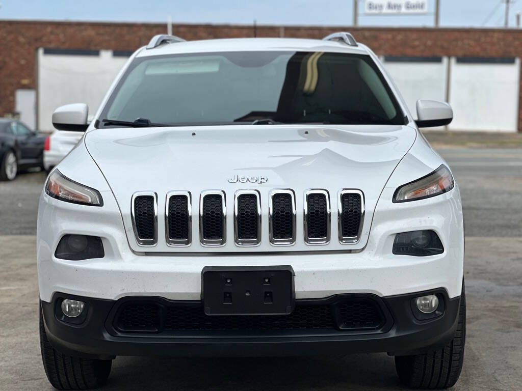 Used 2016 Jeep Cherokee Latitude w/ Cold Weather Group AWD/4WD image 3