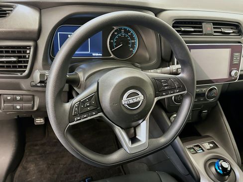 Used 2025 Nissan Leaf S image 18