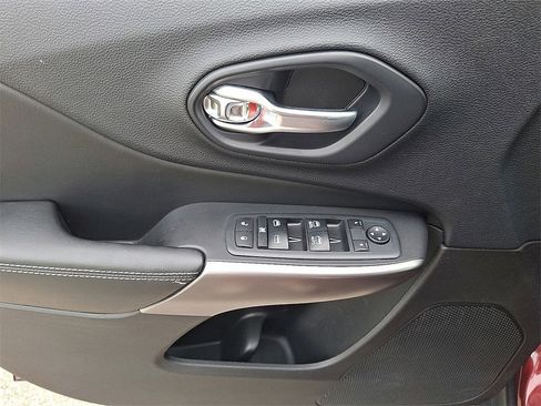 Used 2019 Jeep Cherokee Latitude Plus image 13