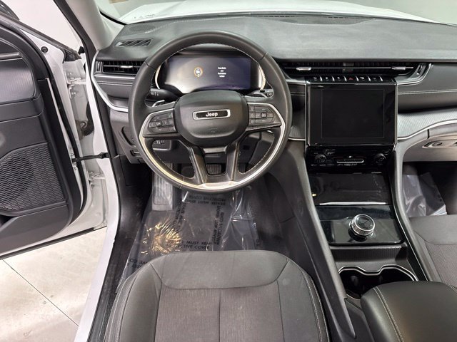 Used 2023 Jeep Grand Cherokee Laredo AWD/4WD image 14
