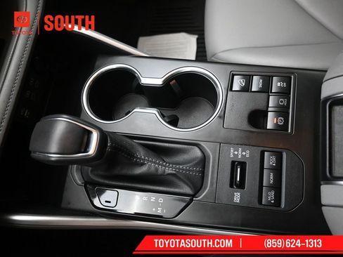 Used 2024 Toyota Highlander XLE image 18