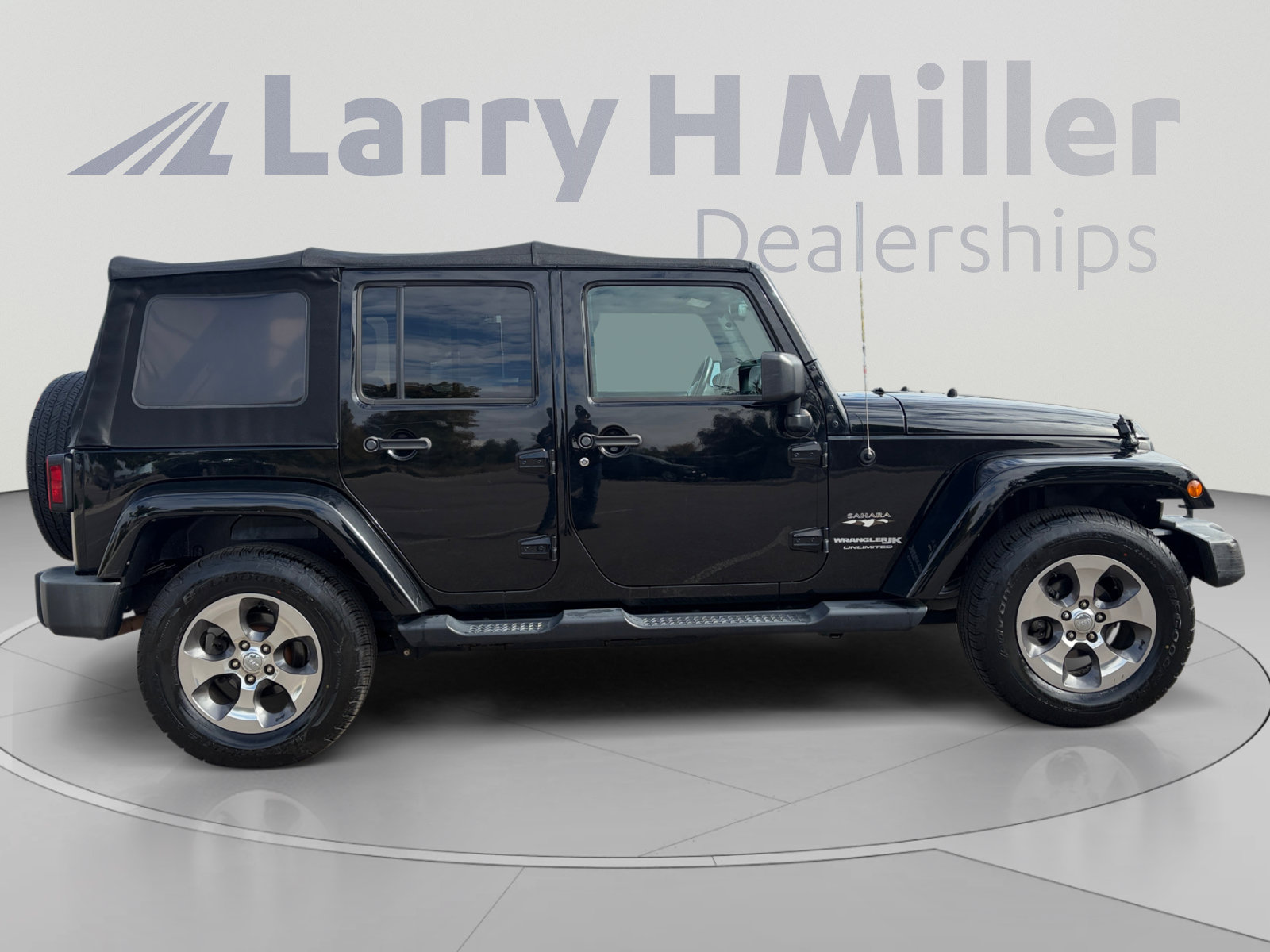 Used 2018 Jeep Wrangler Unlimited Sahara w/ Connectivity Group AWD/4WD image 7