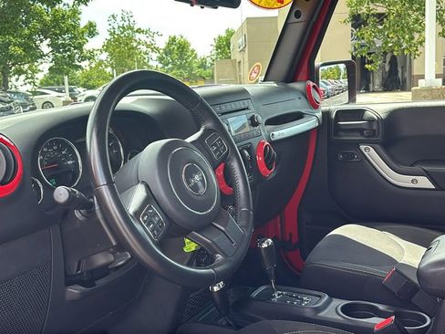 Used 2018 Jeep Wrangler Unlimited Sahara w/ Connectivity Group AWD/4WD image 25