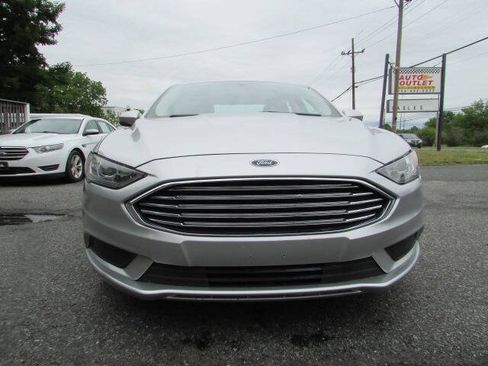 Used 2018 Ford Fusion SE FWD image 2