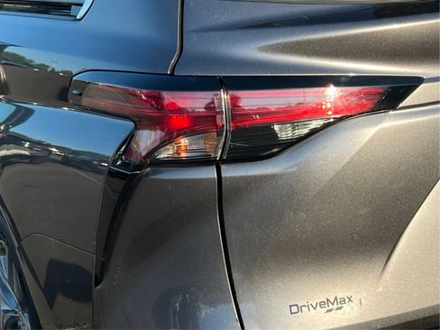 Used 2022 Toyota Sienna XLE w/ XLE Plus Package FWD image 34
