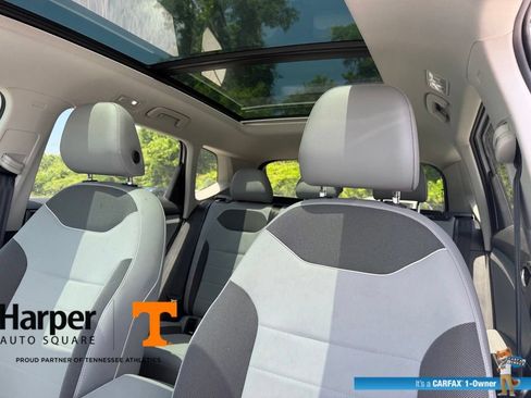 Used 2023 Volkswagen Taos SE w/ Panoramic Sunroof Package FWD image 12
