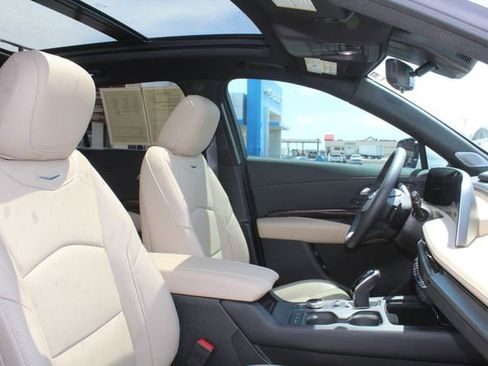 Used 2024 Cadillac XT4 Premium Luxury w/ Active Safety Package FWD image 15