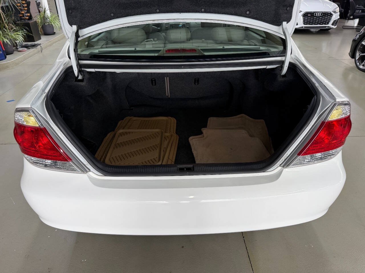 Used 2005 Toyota Camry XLE FWD image 9