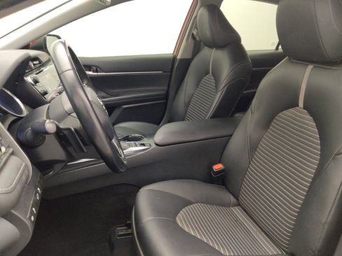 Used 2020 Toyota Camry SE w/ Sunroof Package FWD image 17