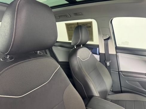 Used 2024 Volkswagen Taos SE w/ Panoramic Sunroof Package FWD image 32
