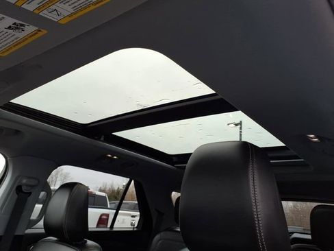 Used 2022 Ford Explorer XLT image 14