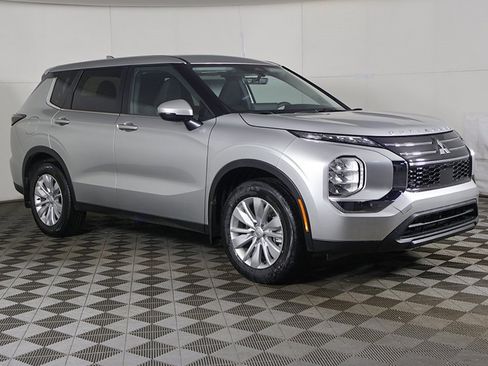 New 2026 Mitsubishi Outlander ES image 2