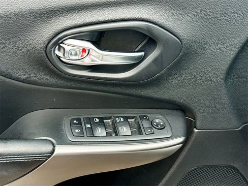 Used 2019 Jeep Cherokee Latitude Plus image 19