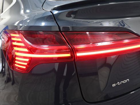 Used 2020 Audi e-tron Prestige w/ Prestige Package image 37
