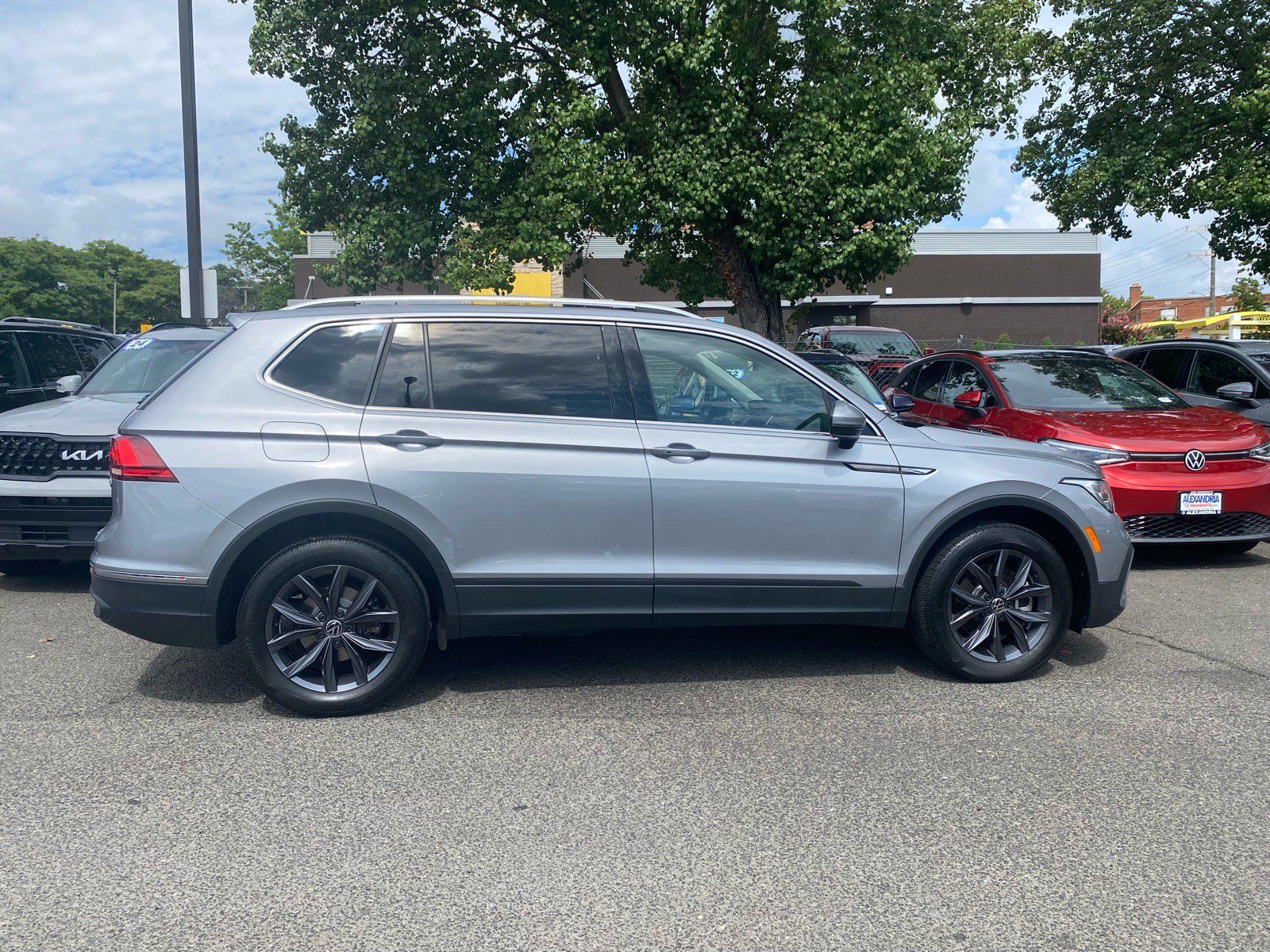 Certified 2024 Volkswagen Tiguan SE AWD/4WD image 2