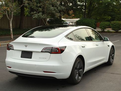 Used 2022 Tesla Model 3 Long Range AWD/4WD image 7