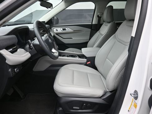 Used 2025 Ford Explorer Active w/ Active Comfort Package image 19